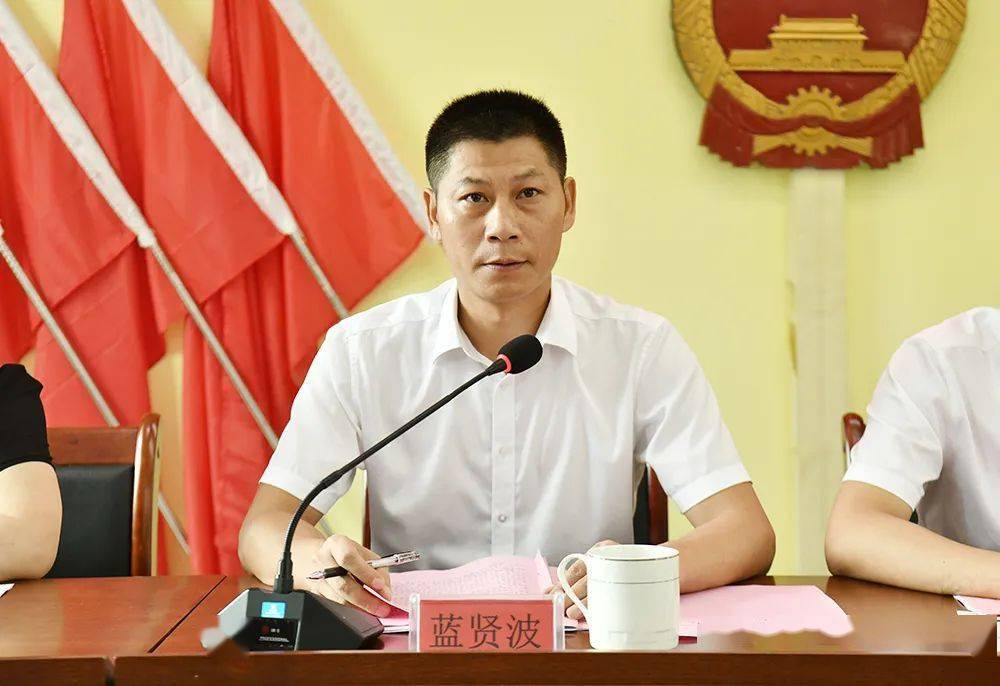 新当选的上犹县安和商会会长蔡鑫发言为新当选的商会会长,监事长,秘书