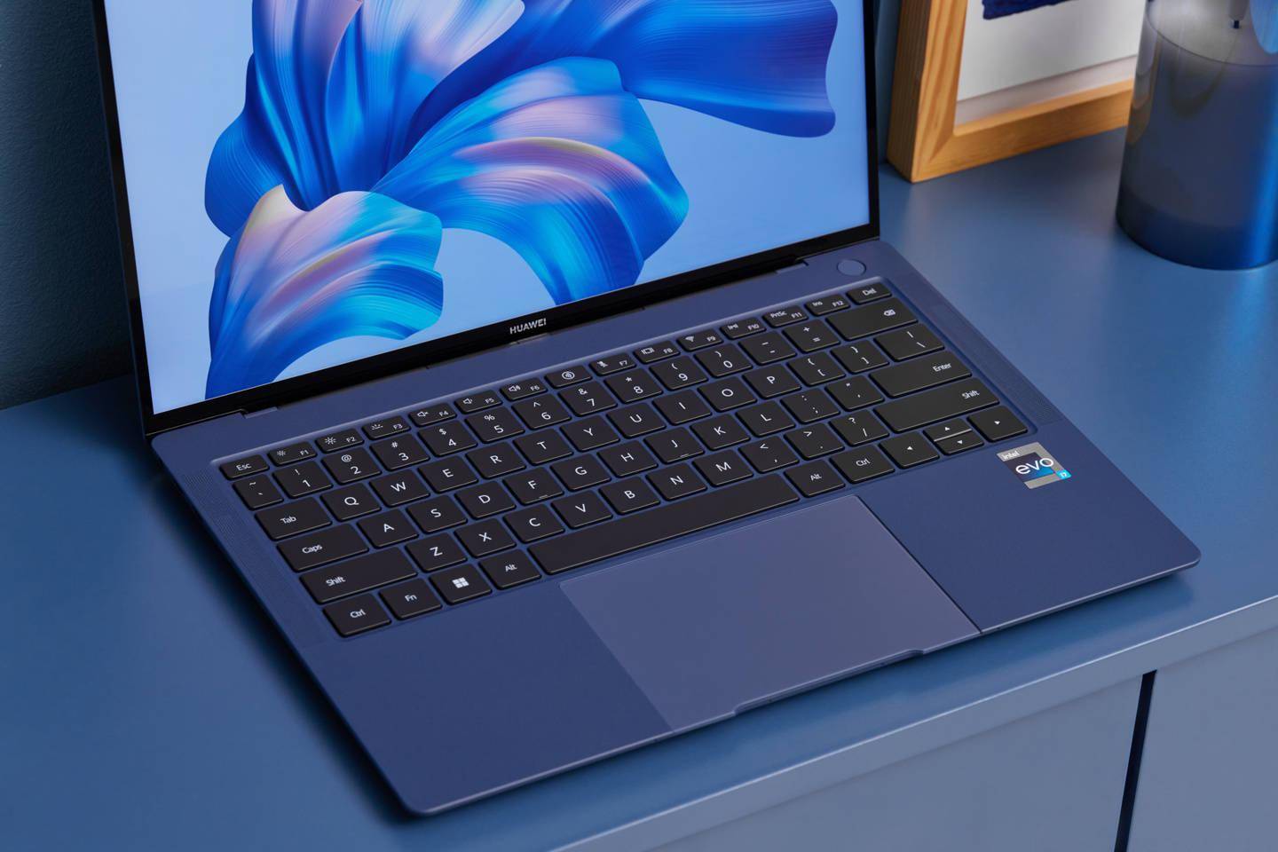 华为matebookxpro2022微绒典藏版墨蓝图赏温柔深邃中国蓝