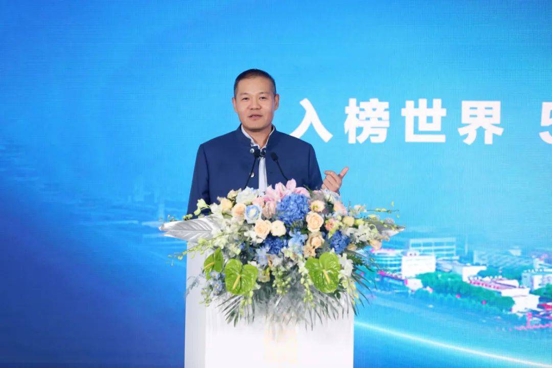 德龙钢铁集团董事长丁立国接受世界500强证书8月8日,德龙钢铁集团在