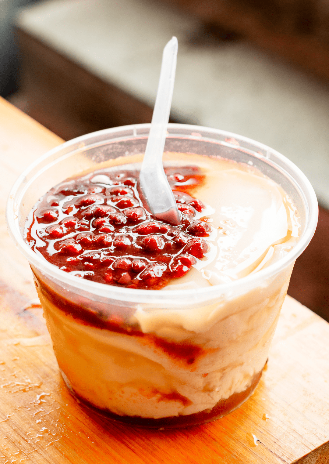 石花膏晶莹剔透,上面还卷了不少红豆.