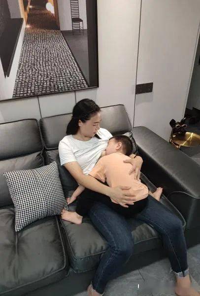 乳此突出图片