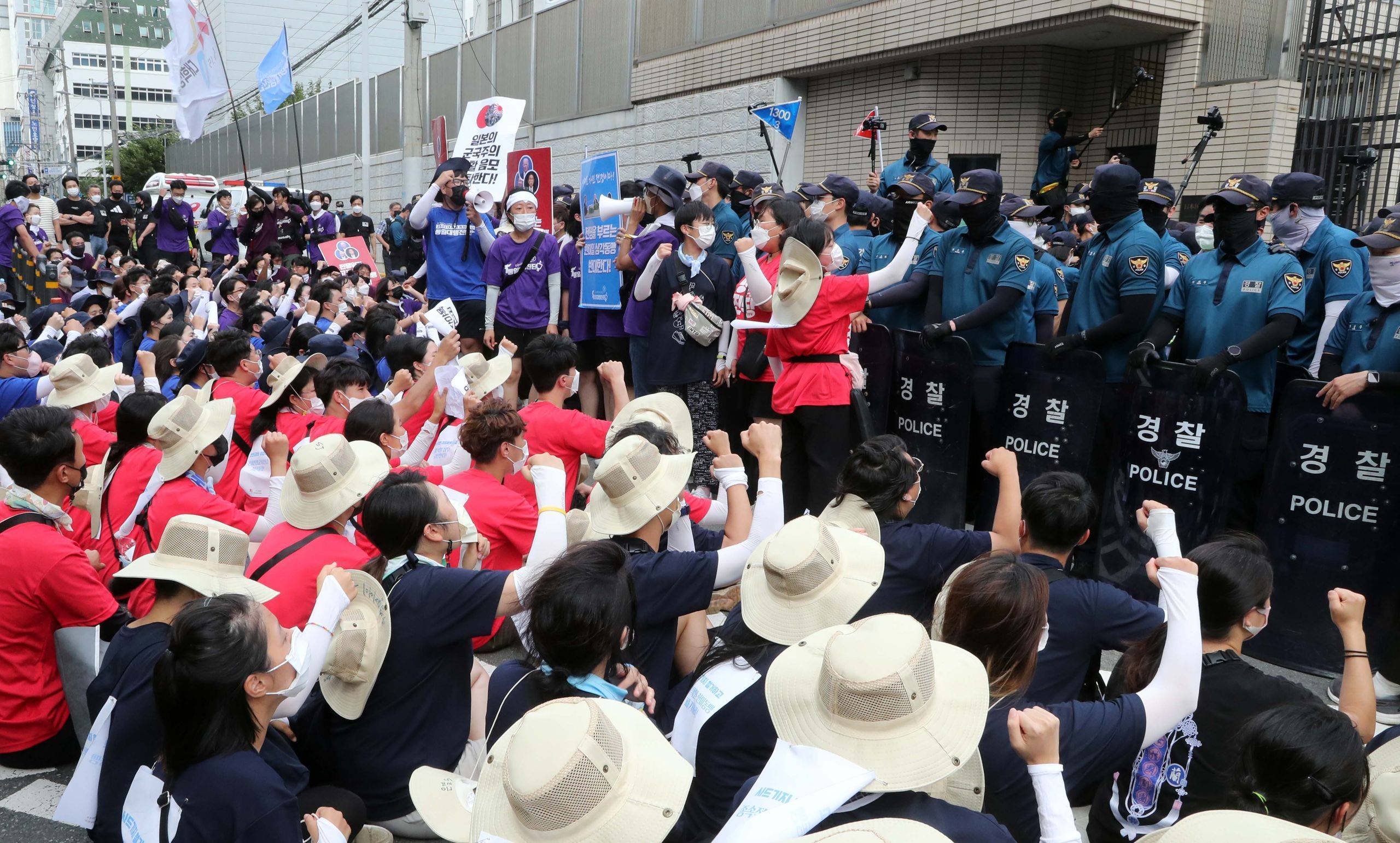 韩国数百民众日本总领馆前抗议 与警察激烈冲突