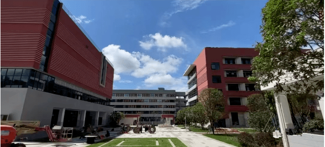 梅溪湖二期的师大附中凌云中学已经进入收尾阶段,今年9月开学.