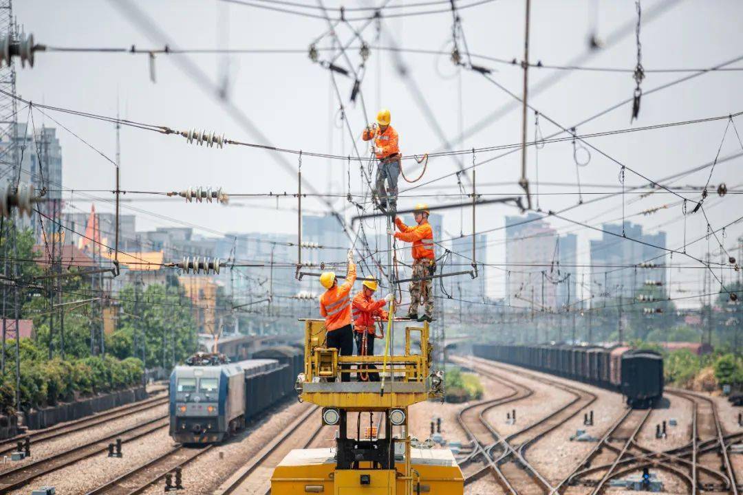 段维修车间接触网维修工区的接触网工们在贵溪站场内迎着骄阳进行作业