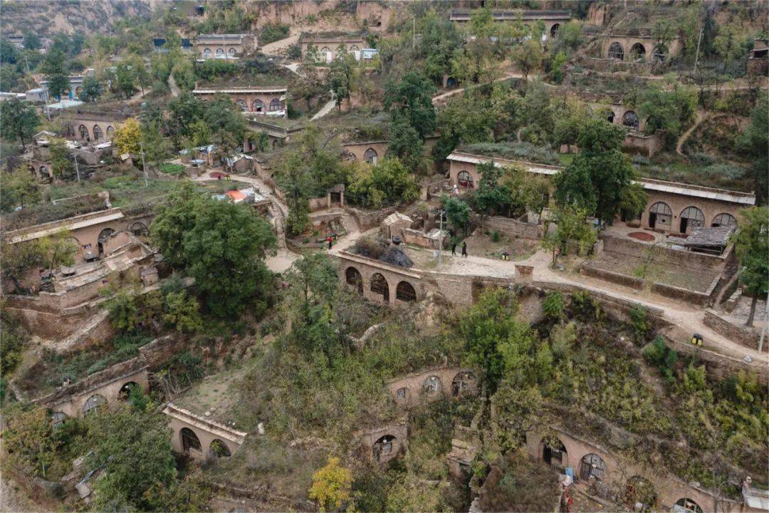 "陕北小华山"二郎山看山水依偎,山势蜿蜒,在陕北民俗文化大观园中领略