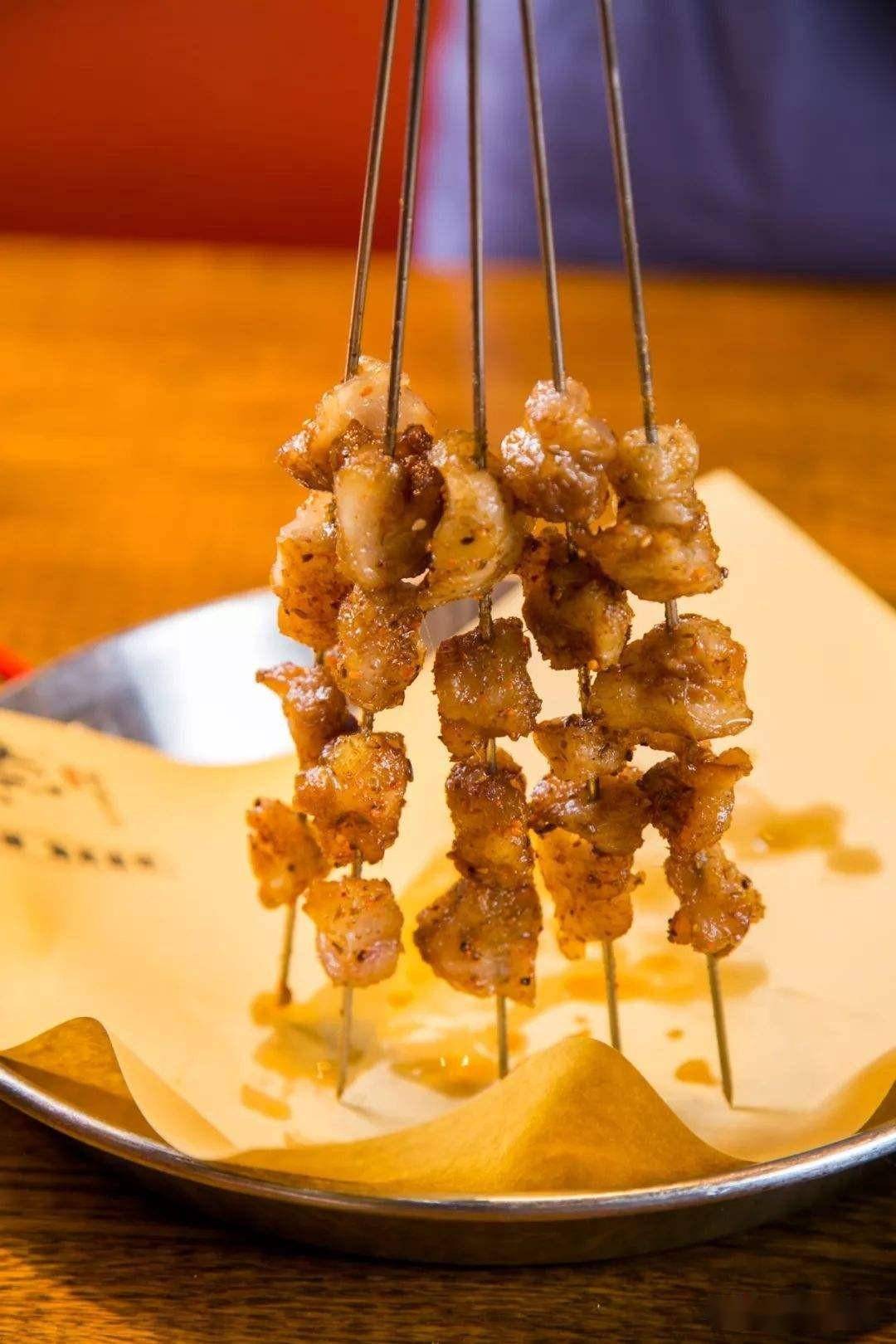 蘑菇筋其实就是关节处厚厚的那一块筋膜,烤熟之后,口感和牛板筋相似