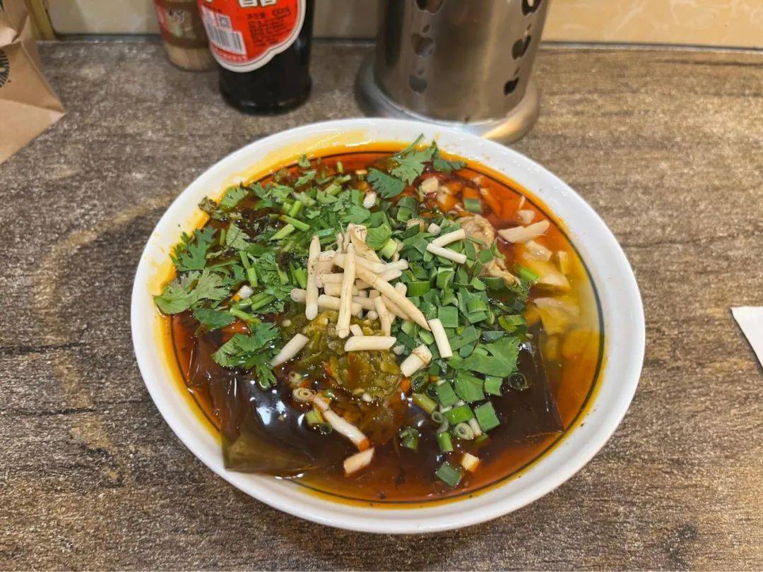 本广元人,今天给大家隆重介绍绵阳米粉_黄一白_清红汤_汤底