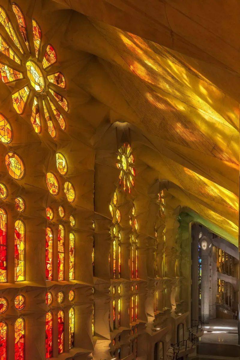 世界上最美的彩色玻璃花窗,每一扇都藏着一段经典历史