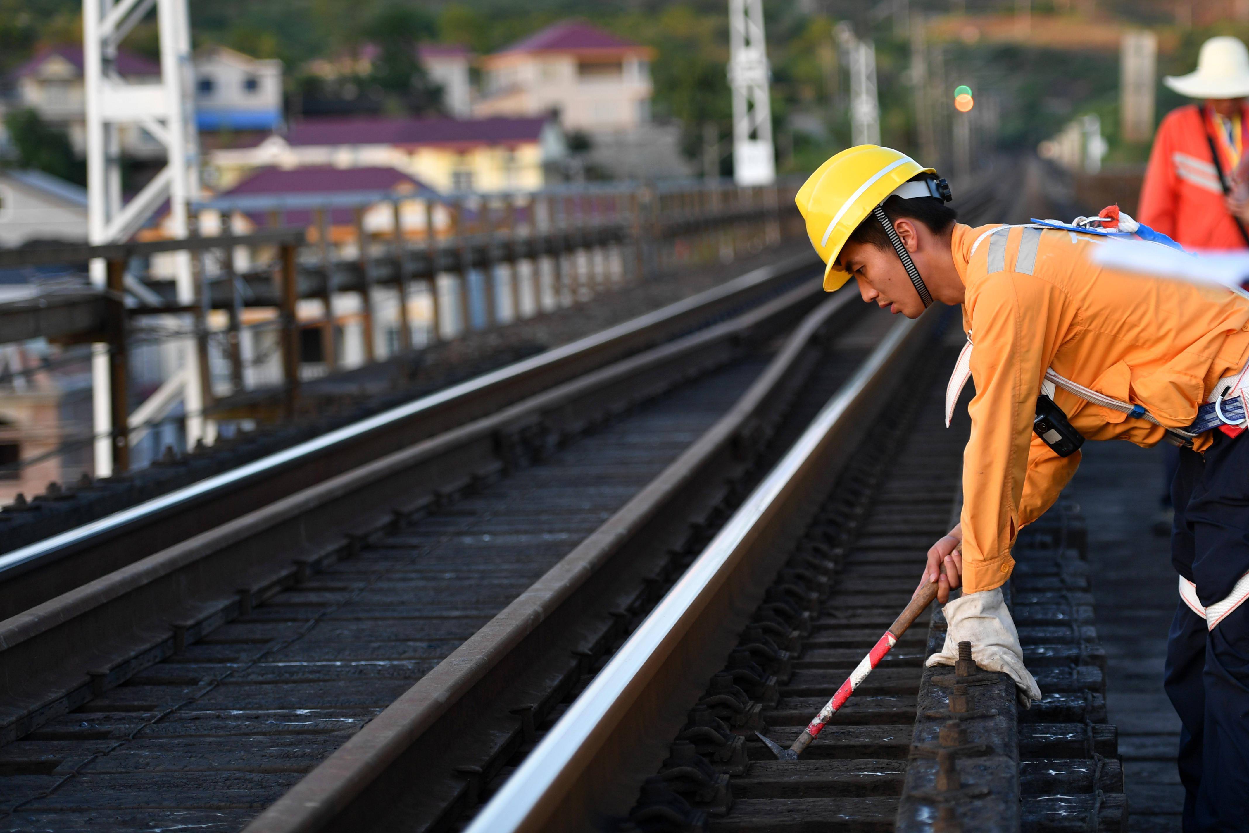 保障暑运安全8月11日,桥隧工在沪昆铁路新舞水钢梁桥巡检作业