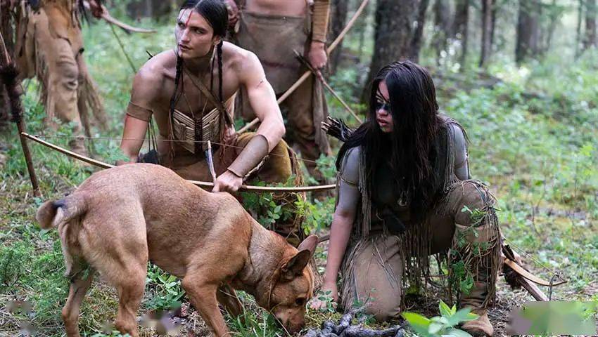 围绕"猎人与猎物"这一关系,《猎物》将印第安土著女孩,偷猎者,铁血