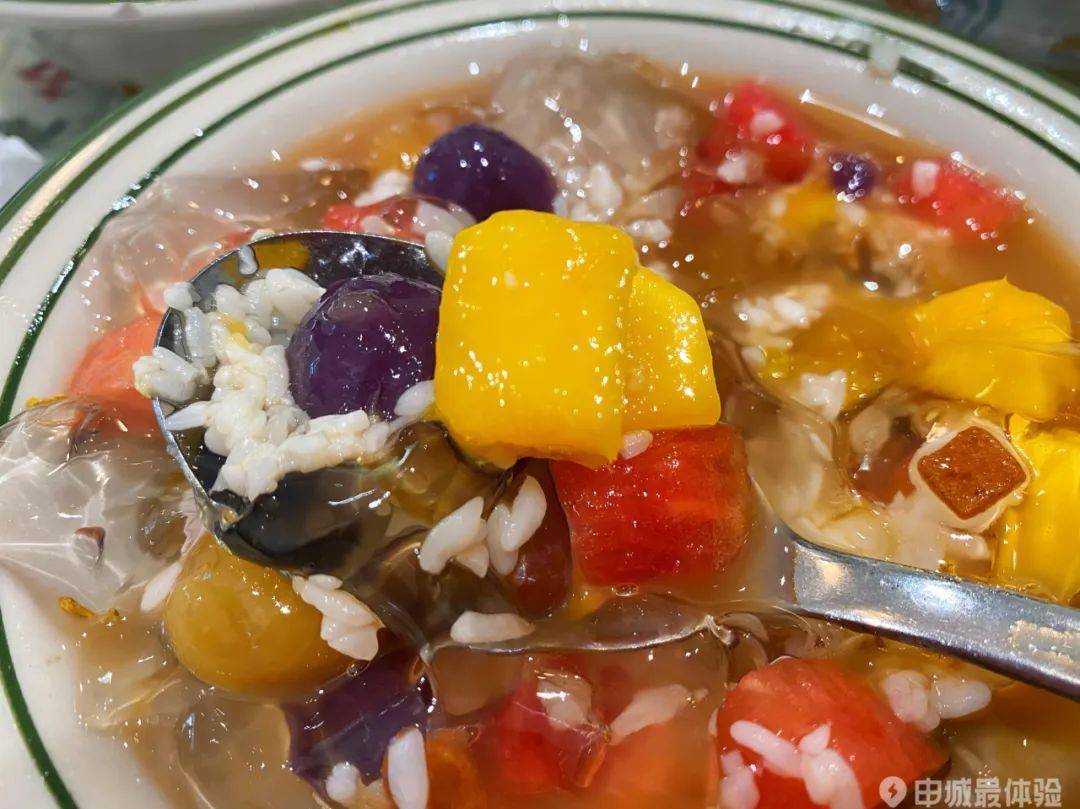 芋圆酒酿冰粉小风车,用料满当当,冰粉酒酿芋圆葡萄干西瓜和芒果,好像