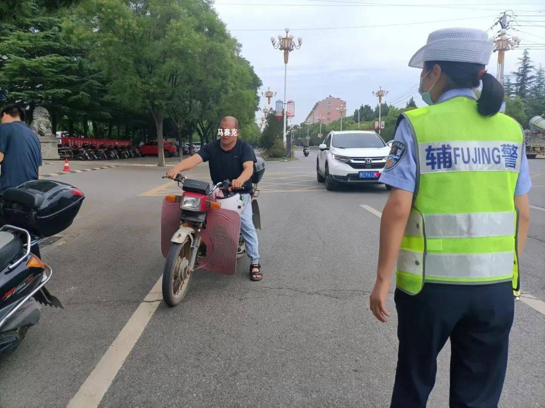 而且看样子未满16周岁噢(未满16周岁儿童禁止骑电动自行车上路 2022