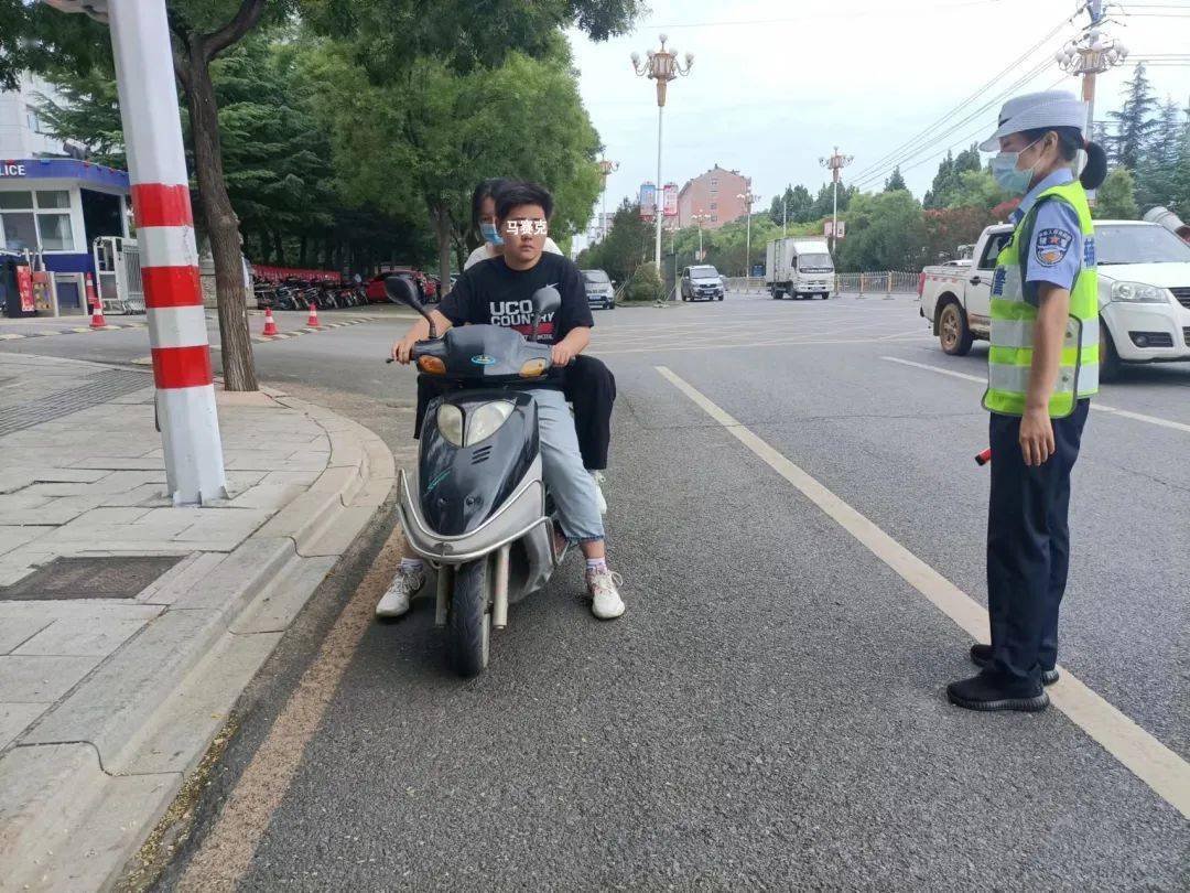 而且看样子未满16周岁噢(未满16周岁儿童禁止骑电动自行车上路 2022