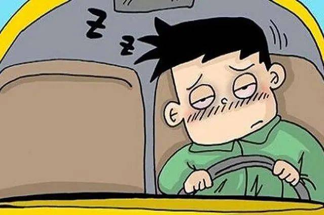 根据相关规定,民警对覃某疲劳驾驶的违法行为处以罚款200元,覃某还将