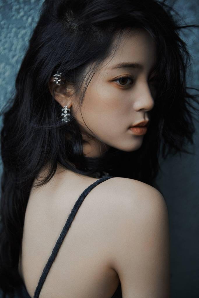 欧阳娜娜微博电影之夜红毯造型写真释出 化身冷艳女郎精致又性感_写真