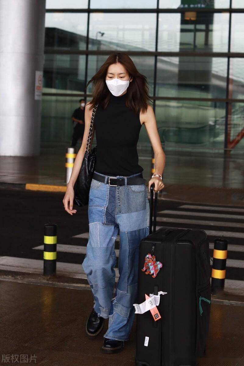 刘雯无袖上衣拼接牛仔裤现身机场,长发披肩潇洒酷飒_北京_酷飒_牛仔裤