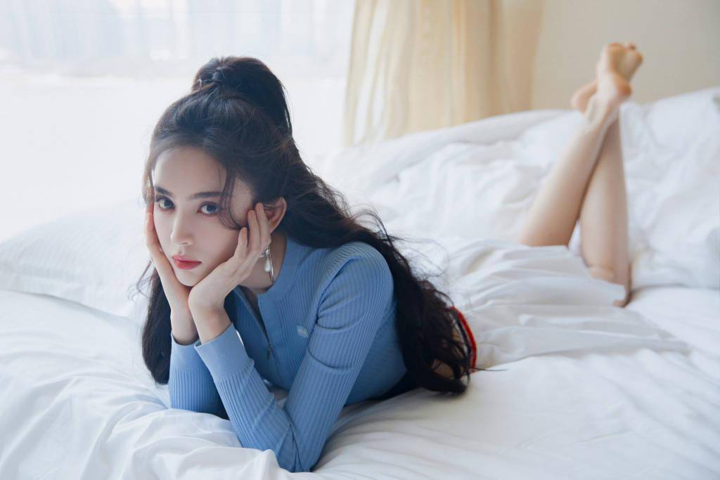 娜扎《你好星期六》清新马尾造型写真 蓝白穿搭营造浪漫梦幻氛围