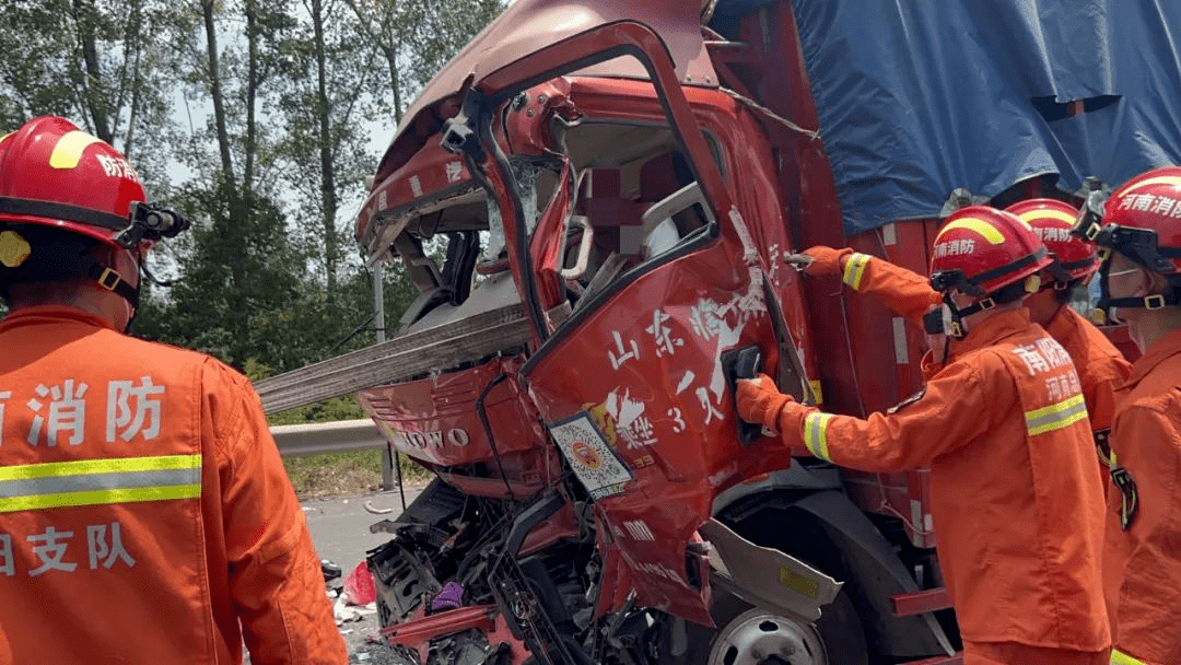 邓州:突发车祸!车头严重变形,一人被困…_救援_进行_驾驶室
