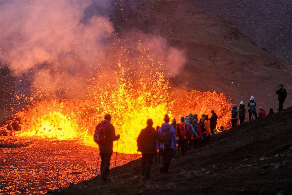 冰岛火山喷发，父亲背着孩子看热闹，娃被“冻坏了”