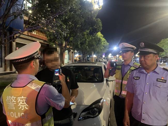 【百日行动】施秉县公安交警持续开展夏夜治安巡查宣防集中统一行动交通各乡镇环境 0756