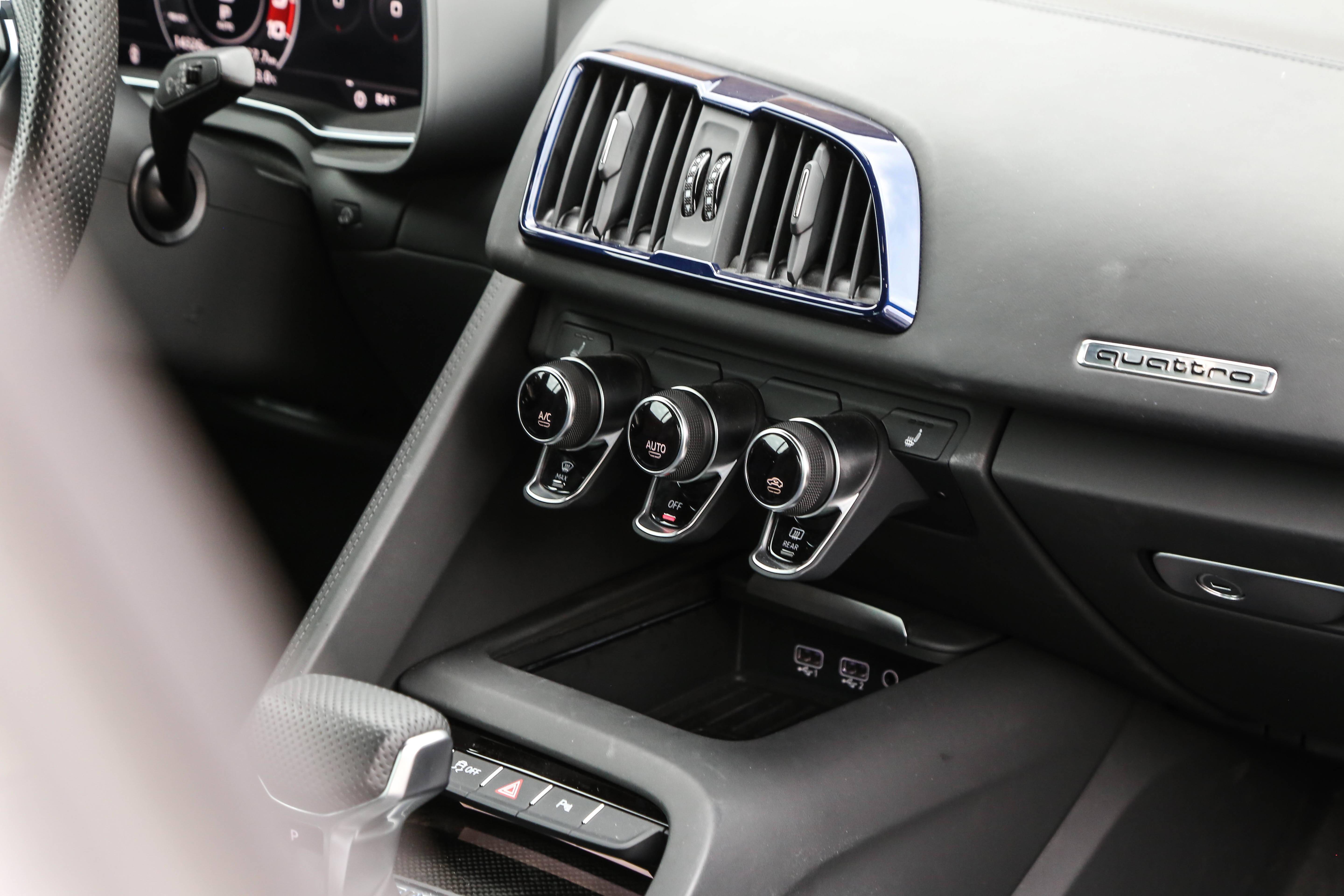 对于奥迪r8在内饰部分的设计与整体表现上还是比较特别的,从内饰中控