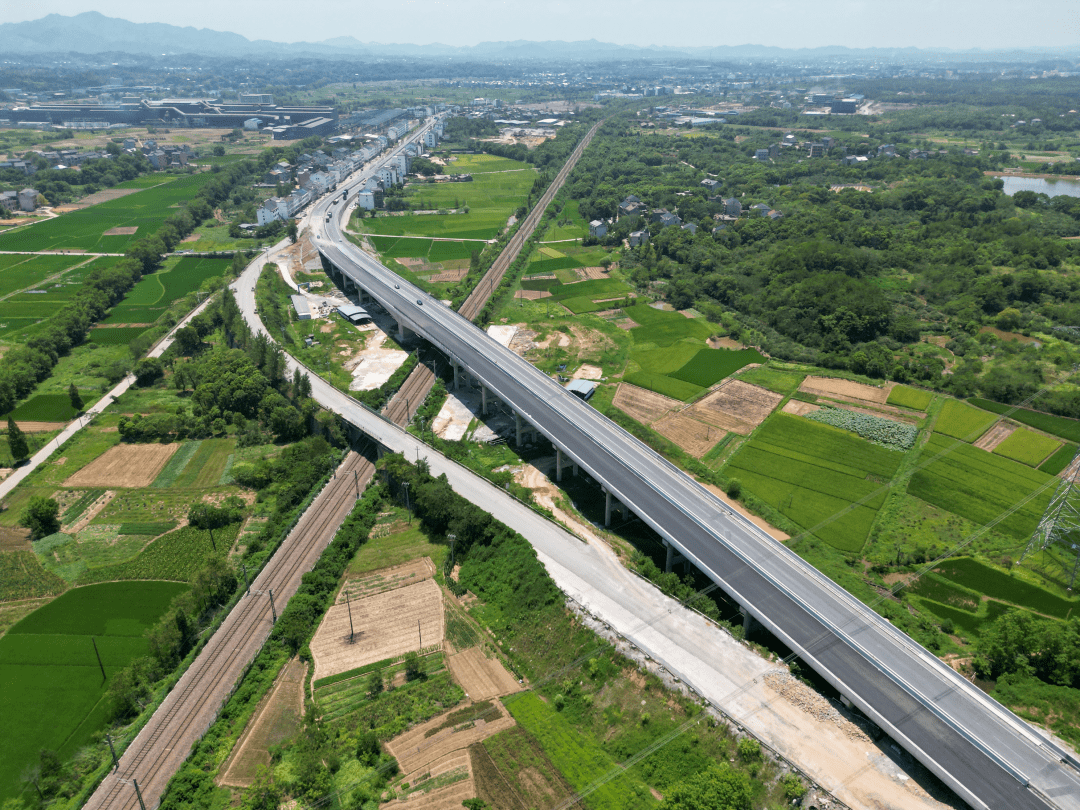 8月11日,由集團承建的g320滬瑞線玉山上跨滬昆鐵路橋正式開通運行.