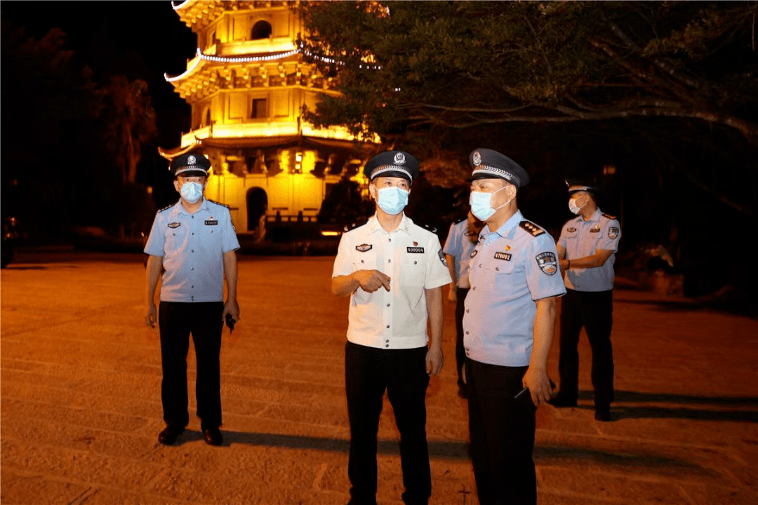 8月12日和13日連續兩個晚上,泉州市公安局黨委委員,副局長陳建新到