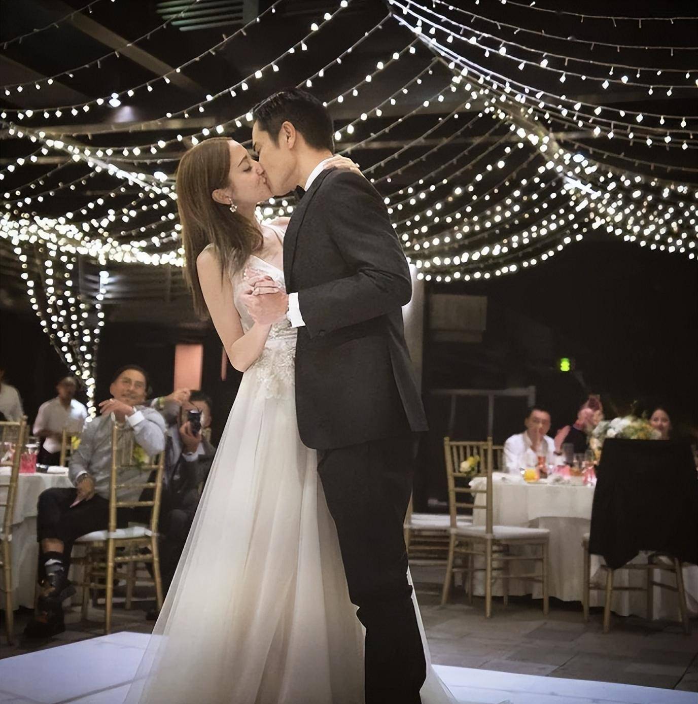 52岁郑嘉颖晒全家福庆生,90后娇妻献吻,二人看不出21岁年龄差_陈凯