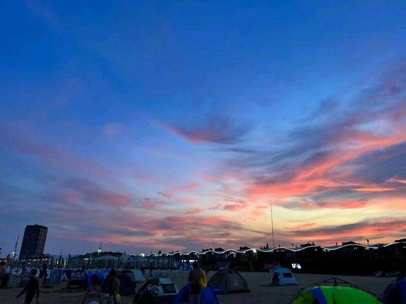 旅游旺季各大景区纷纷为停车难发愁，为啥“城市沙滩”一点不担心