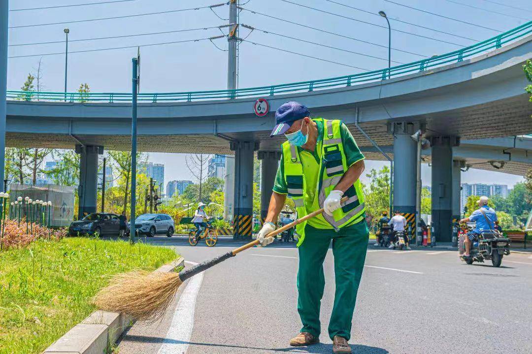 致敬高温下的坚守 成都为环卫工人送上夏日关怀_体检_作业_城市