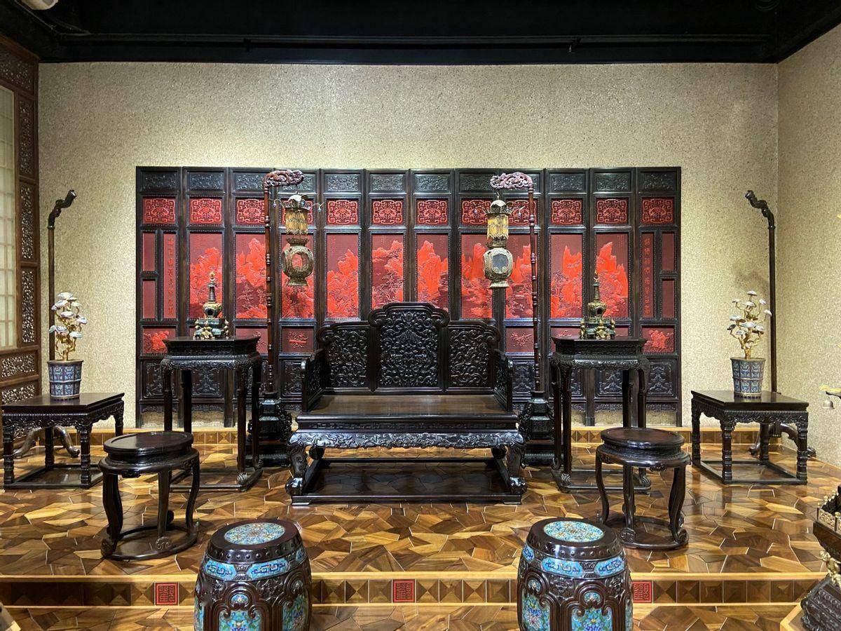 观复博物馆极具宫廷气息的展室,一展室全是紫檀家具,其中不乏从宫廷中
