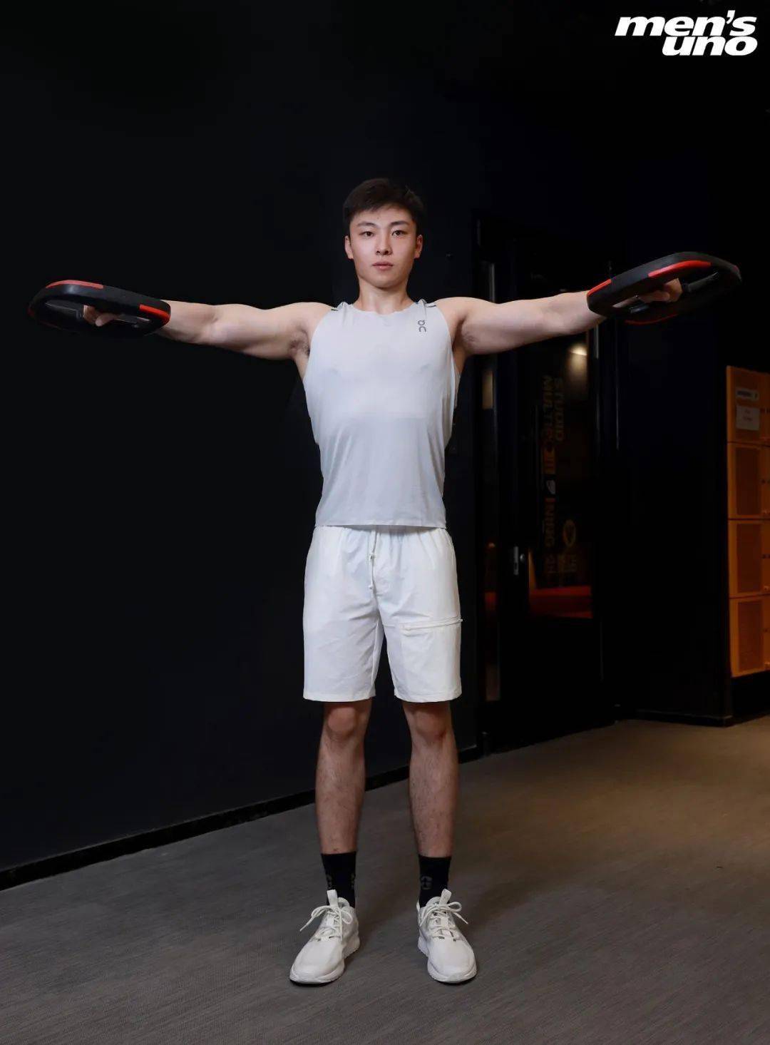 训练强度12-15次一组,共四组要点提示避免耸肩,身体摆动站姿杠铃推举