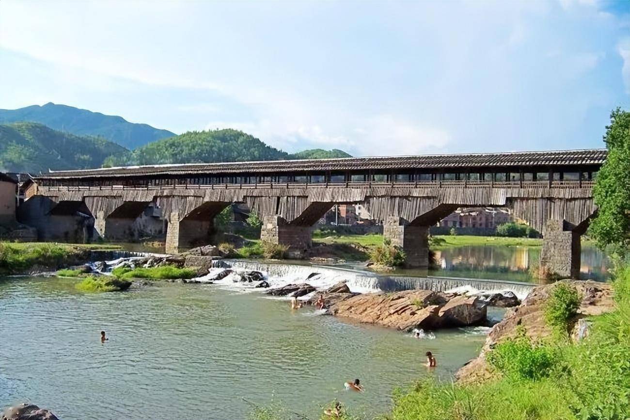 中国最长木拱桥被烧毁 900年万安桥成遗迹 古建筑要怎样防患于未 燃