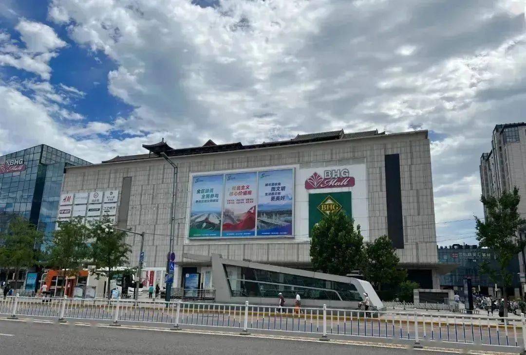 隆华购物中心,区医院等点位大屏不间断播放创城公益广告.