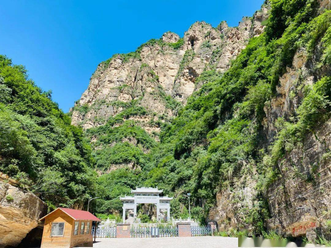 聚灵峡景区亦或者是四桔书店在这深山中都是难得躲清静的好地方来的话