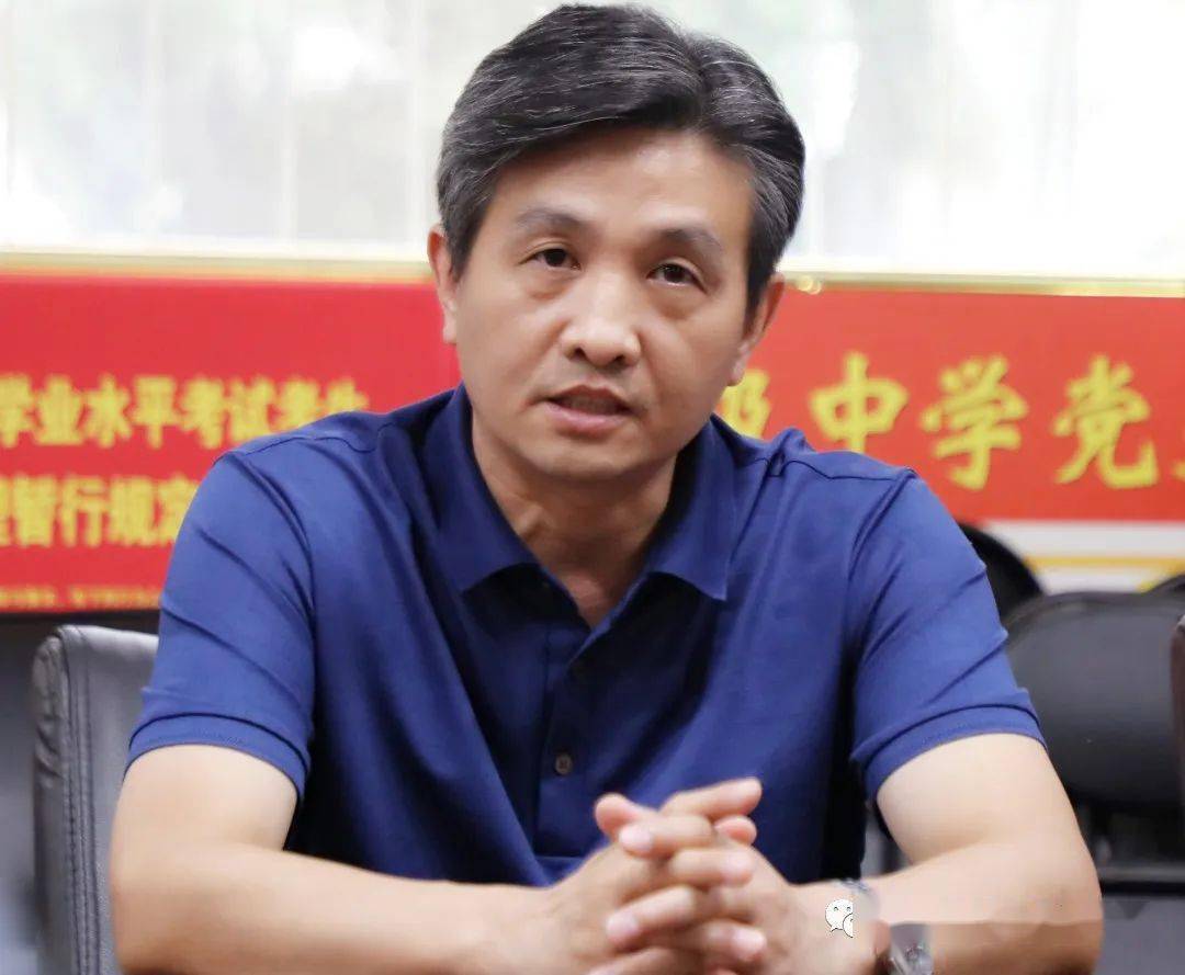 不忘母校恩 ——我校高考优秀学子向母校赠送锦旗_李浩源_李以卓_延津