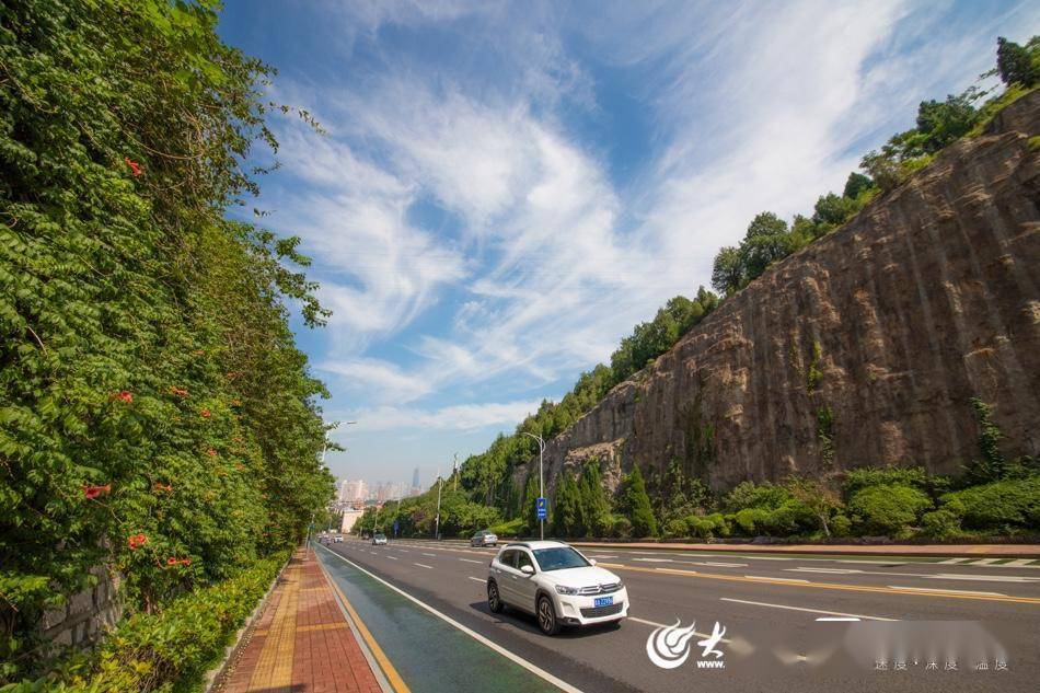 一览无余,蓝天白云下,历山路,旅游路,千佛山南路等道路也显得格外唯美