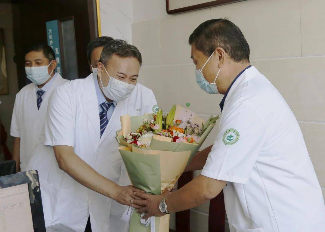 致敬医师节丨新泰市中医医院为名(老)中医献花送祝福