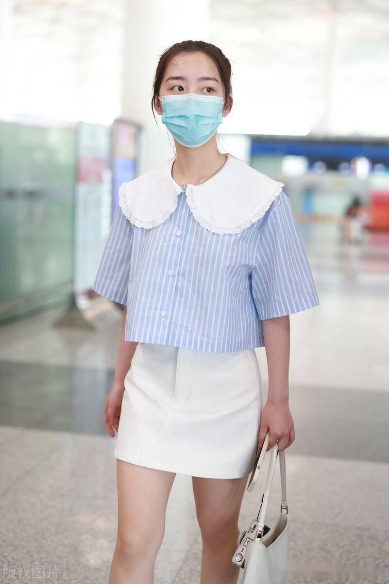 邓恩熙穿条纹上衣搭短裙现身机场,简约大气可爱_娃娃_北京_邓恩