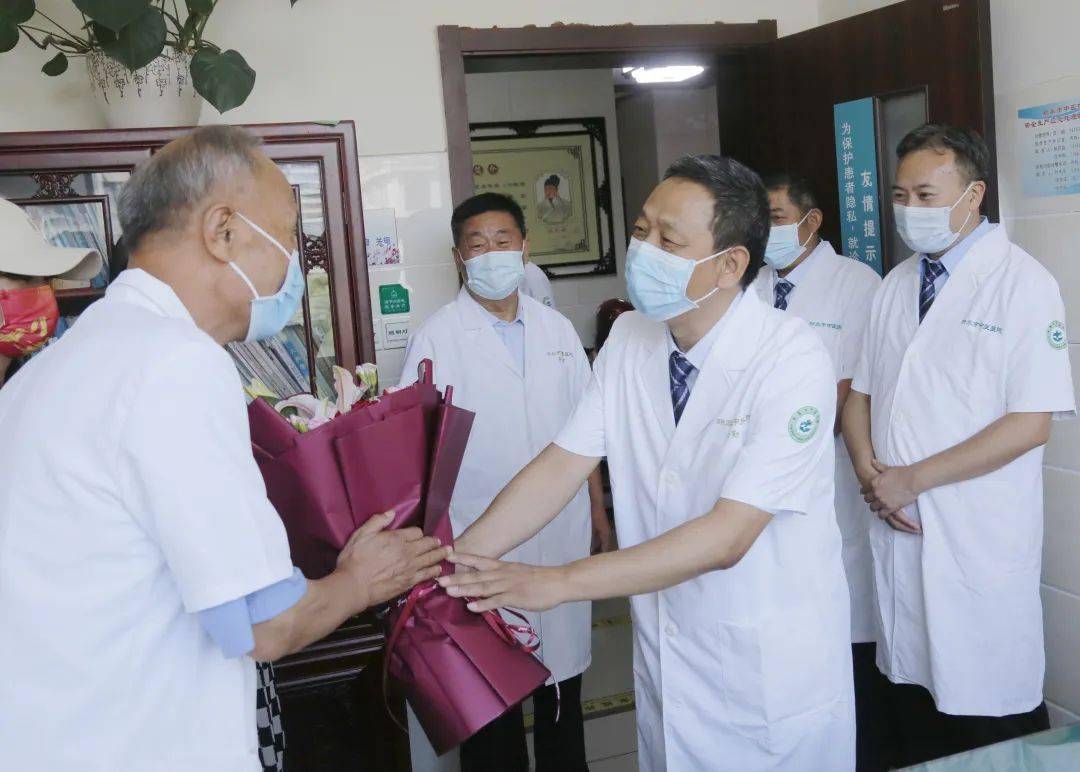 致敬医师节丨新泰市中医医院为名(老)中医献花送祝福