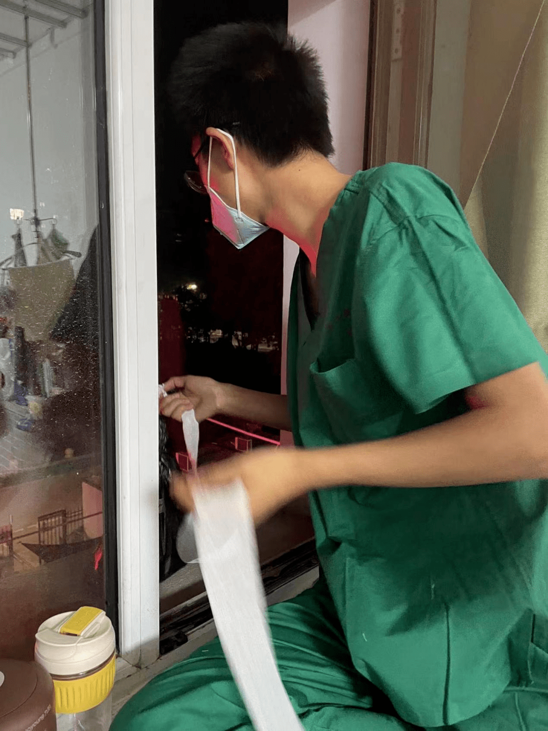 忙了一夜刚下夜班的朱一鸣医生收到抗疫通知,来不及休息匆忙收拾行囊