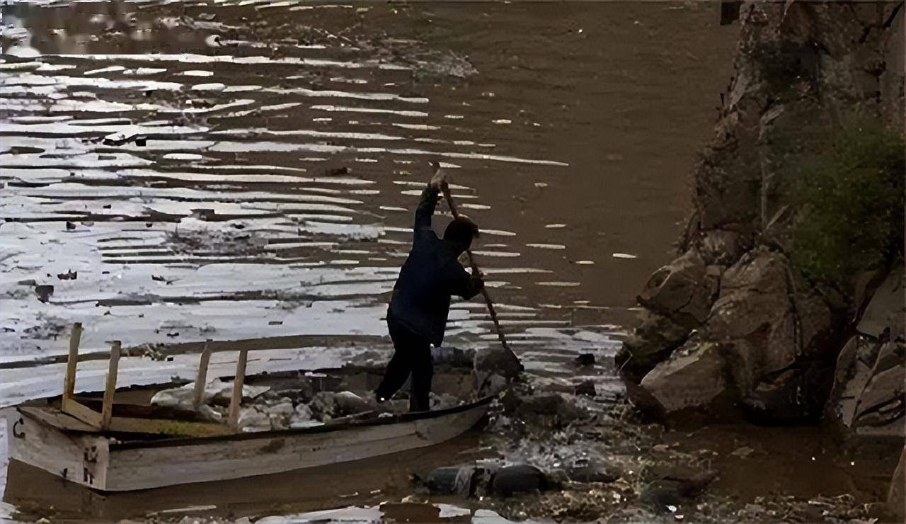 贵州背尸人:徒手攀爬悬崖,以背尸背棺材为生,三天