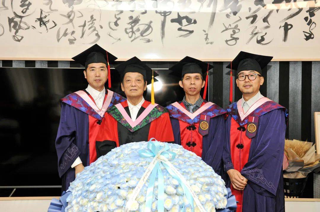 昨天,又一批清华大学师从韩美林的博士毕业出师