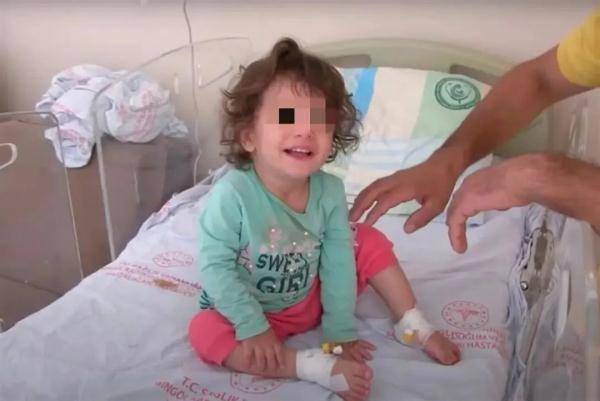 国外新闻：2岁女童被蛇咬后，一气之下反把蛇咬死