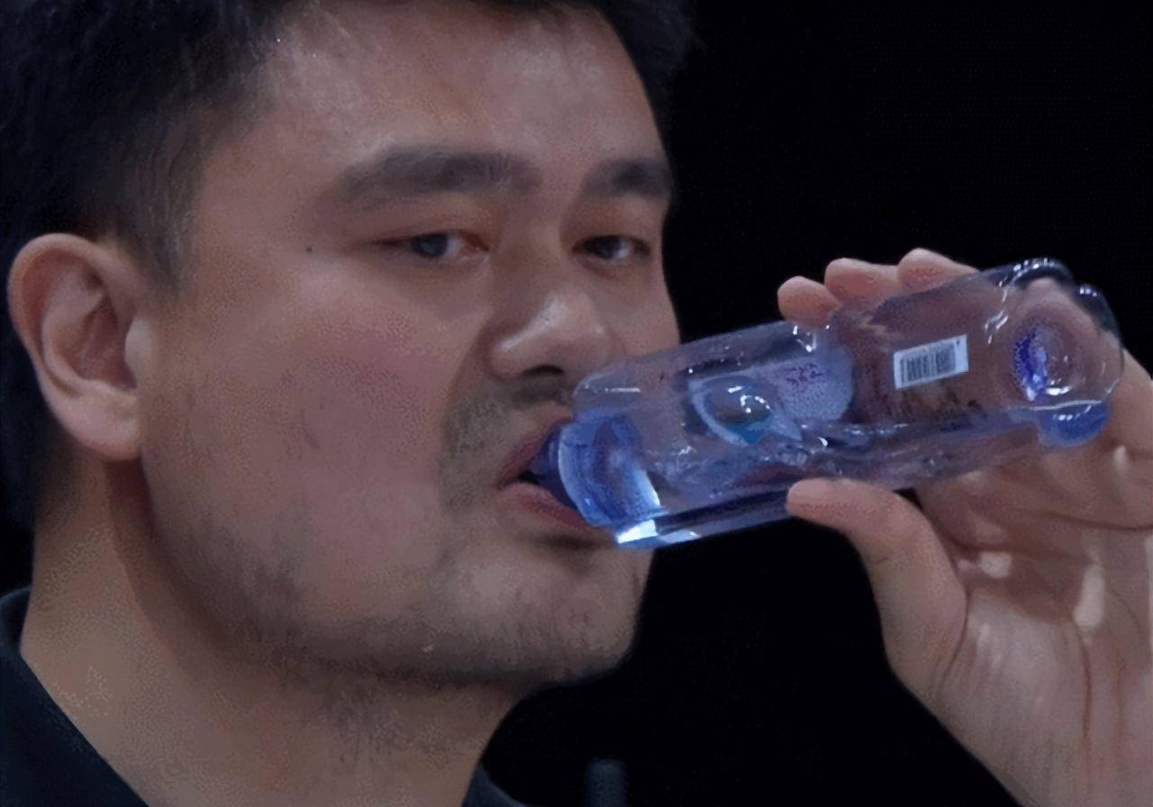 姚明把矿泉水喝成口服液,杜兰特隔着毛巾喝_奥尼尔_庄神_比赛