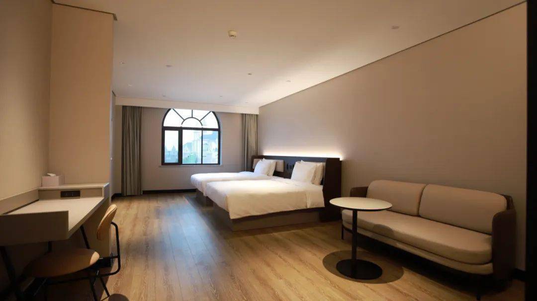 汉庭青岛平度青医附院酒店位于平度市上海路518号安徒生童话乐园13号