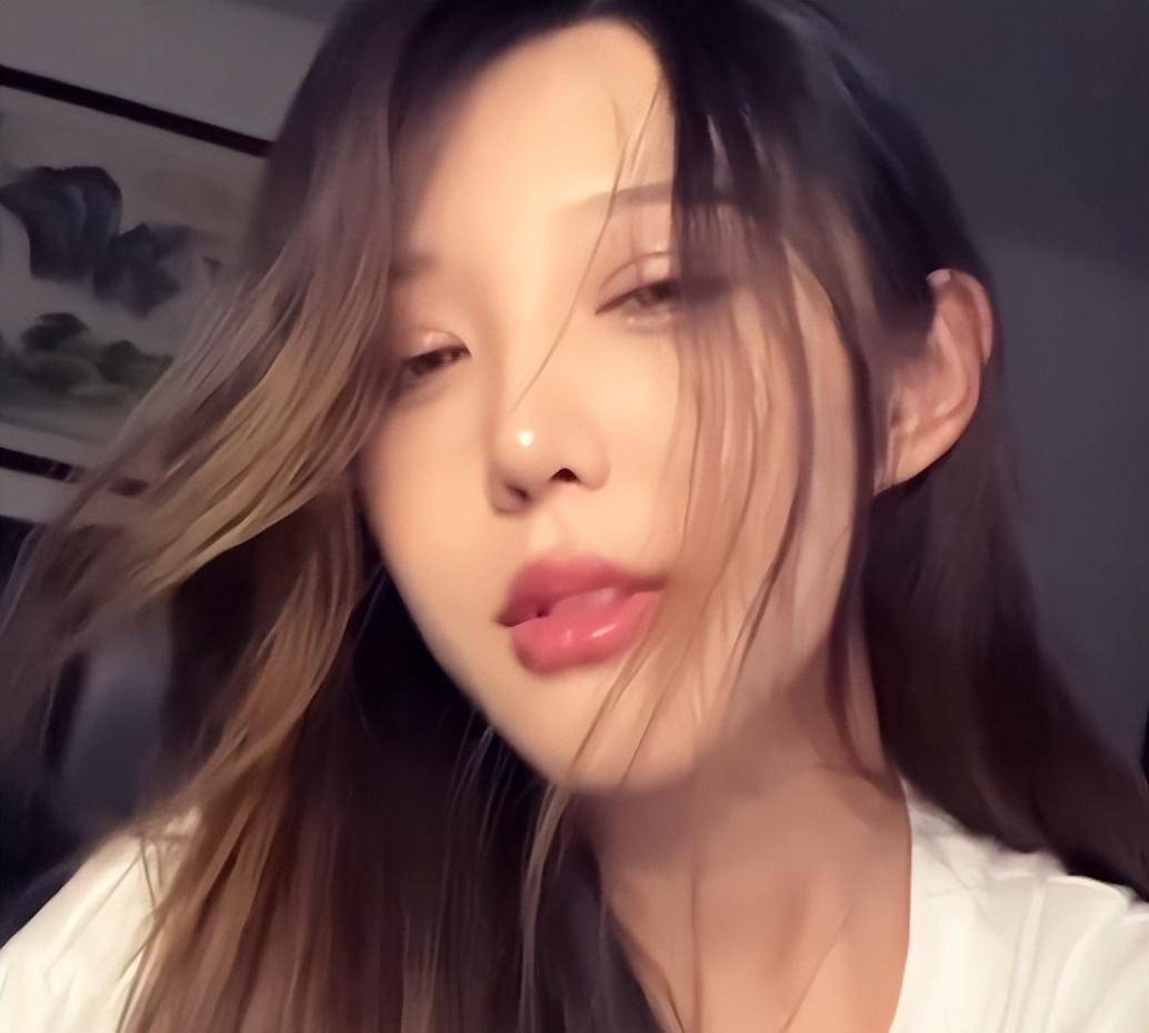 赵梓婷晒出孕肚照,面相柔和了不少,网友:每年这时候都会怀孕_智明