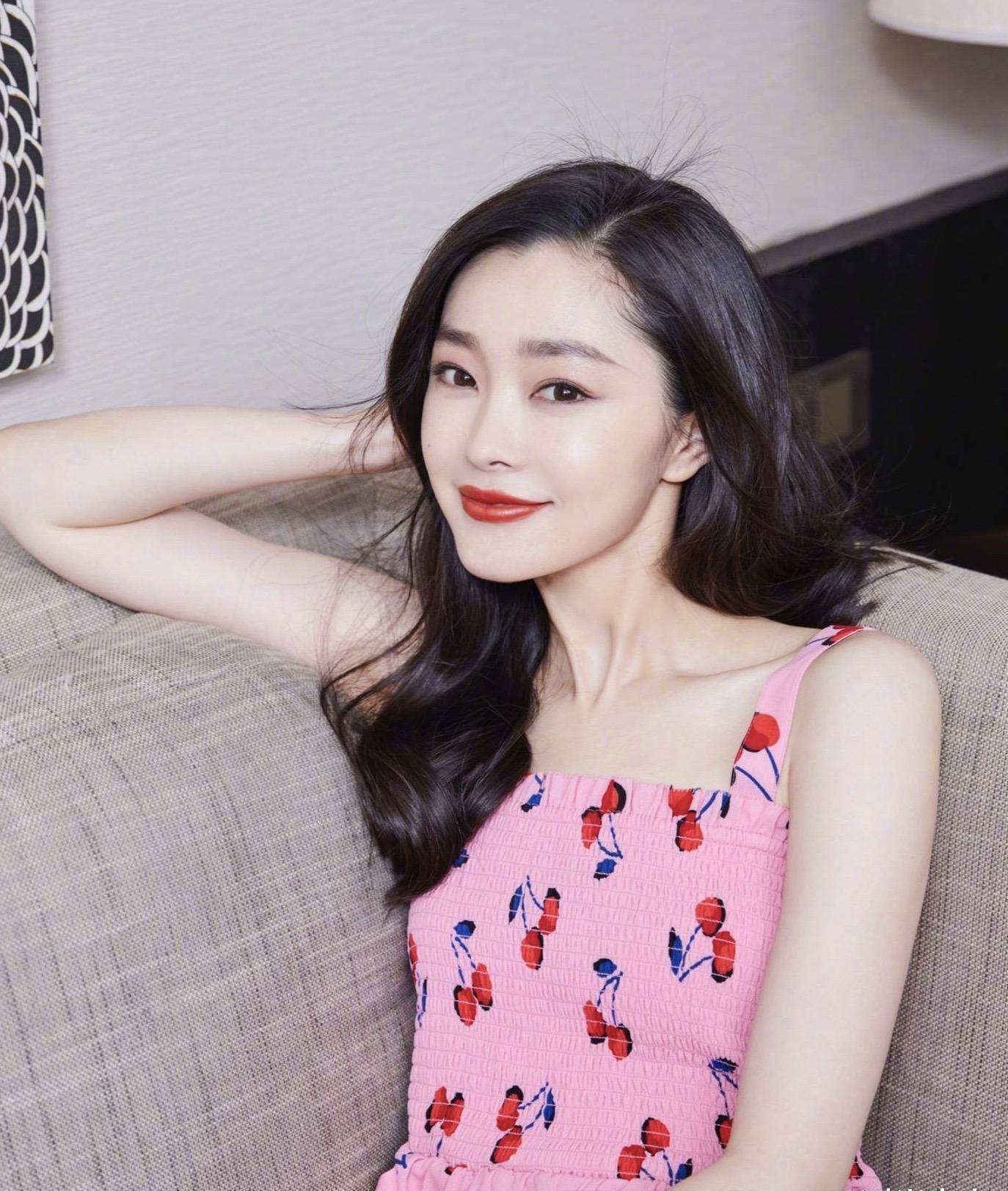 宋轶活动生图,穿粉色吊带连衣短裙配羊毛卷发型,一般人不敢这么穿