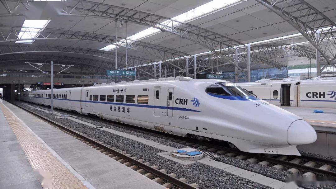 下图为crh2a-2010来沈参加新通高铁联调联试,在沈阳北站拍摄的照片.