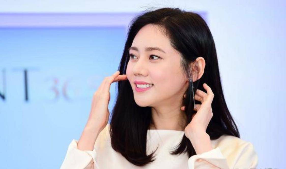 秋瓷炫吃面秀恩爱:全素颜出镜状态好,网友劝于晓光别辜负她?
